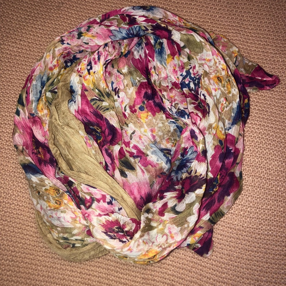 NWOT Floral Scarf 🧣